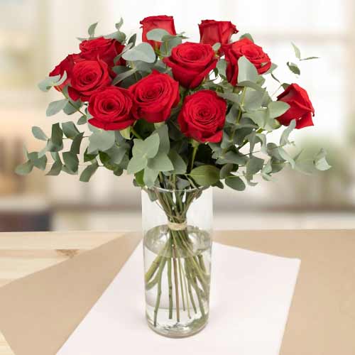 Magnificent Arrangement Of Elegant Red Roses